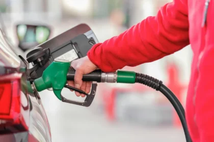 Petrobras anuncia novo reajuste na gasolina para distribuidoras, preços caem